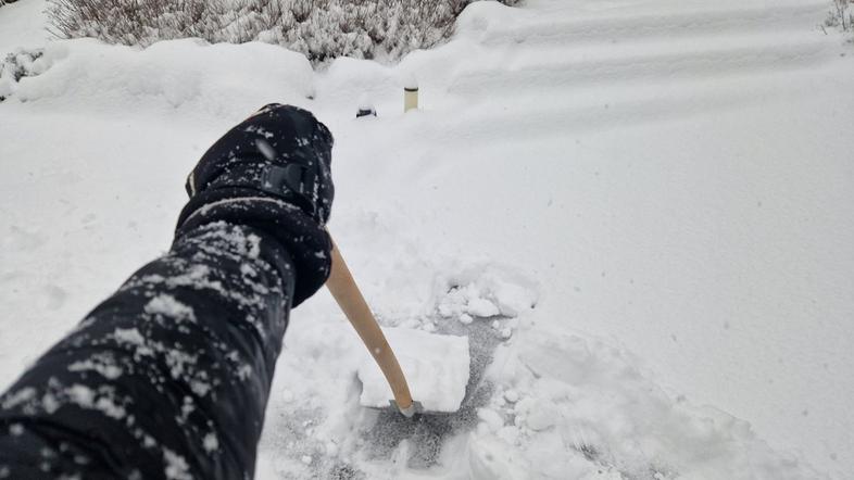 sneg kidanje lopata
