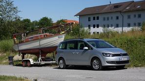 Novi sharan je prevzel družinski obraz in dobil dvoje drsnih vrat. (Foto: Borut 