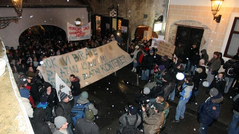 Ponedeljkovi protesti so minili mirno, danes pa se je zbrala še večja množica. (