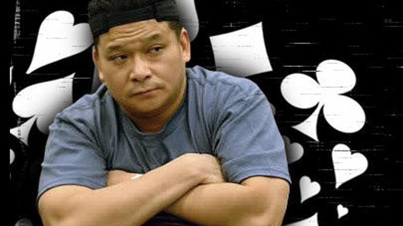 Johnny Chan je ves čas blizu vodilnemu Jamesu Carrollu. (Foto: johnny-chan.com)