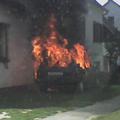 Gasilci in policisti so mrtvega otroka našli v avtomobilu, ki ga je nekaj minut,