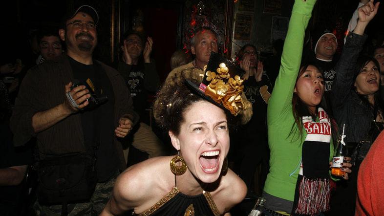 V nedeljo je več tisoč ljudi plesalo in jokalo na Bourbon Street. (Foto: Reuters