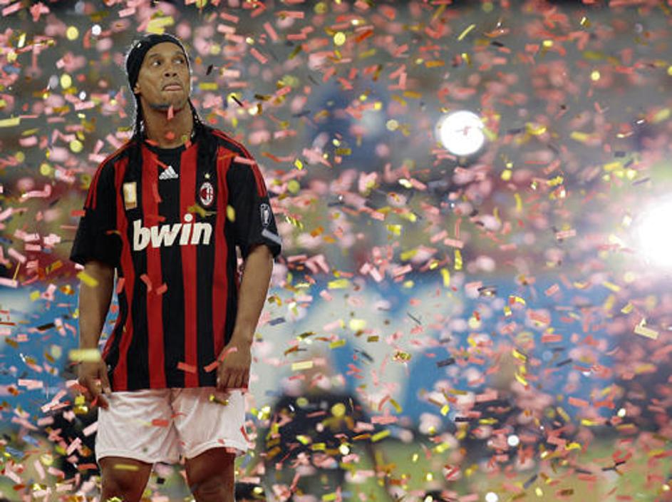 ronaldinho_konfeti_milan_reu