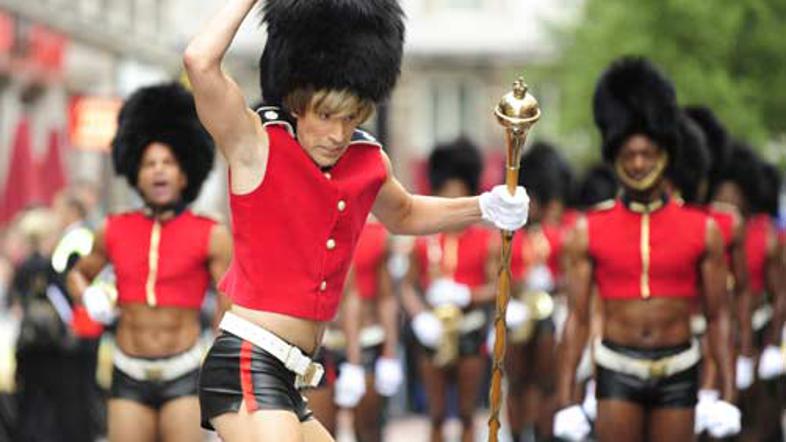 Bruno, avstrijski modni novinar, si želi postati hollywoodska zvezda, o čemer pr