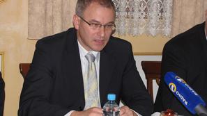 Jože Kobe bo ob menjavi lahko zahteval odpravnino ali izsilil zaposlitev v občin