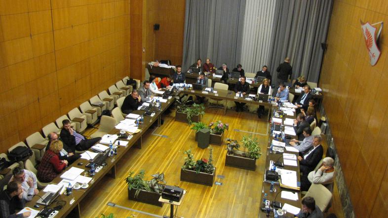 Leva stena se da odpreti in dvorana, v kateri sicer zaseda mestni svet po potreb