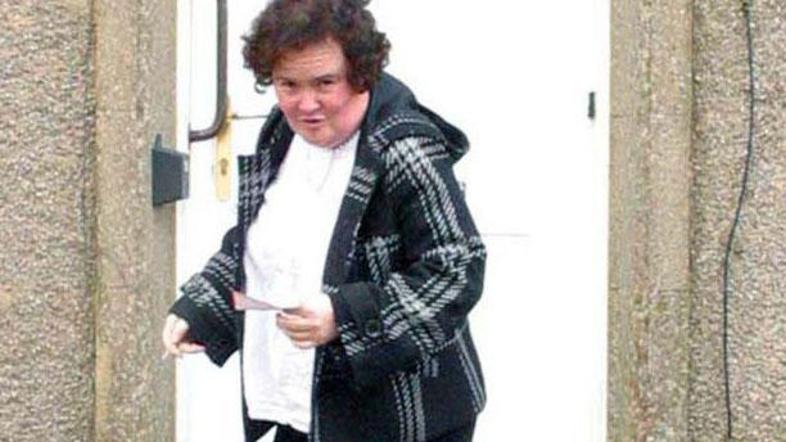 Obsedena oboževalka Susan spremlja na vsakem koraku.   (Foto: Flynet/JLP)