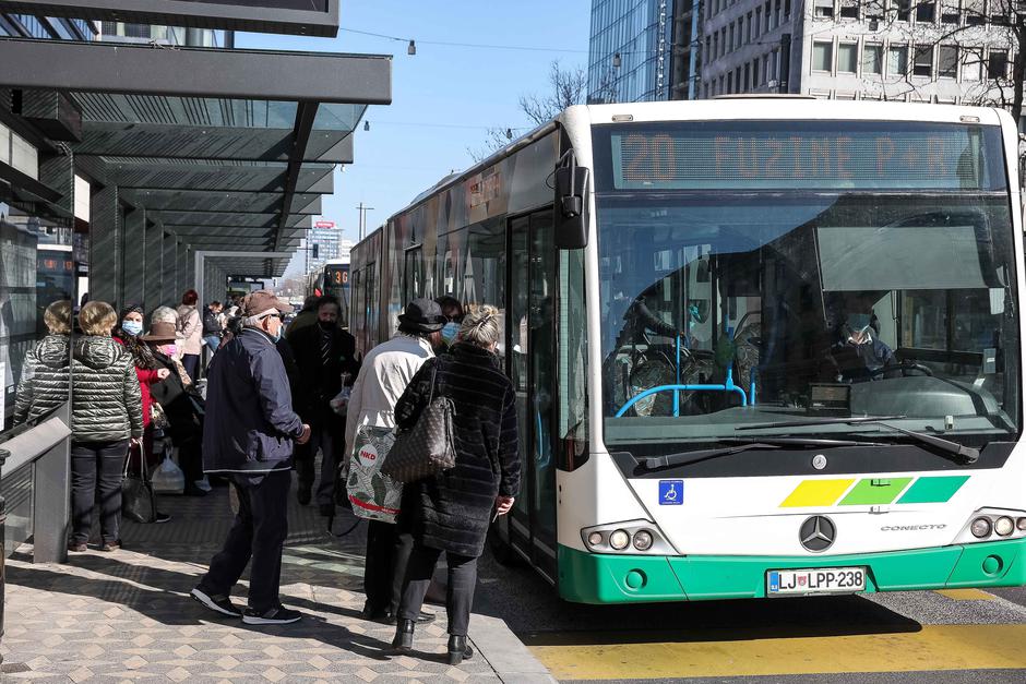 potniki čakajo avtobus LPP | Avtor: Saša Despot