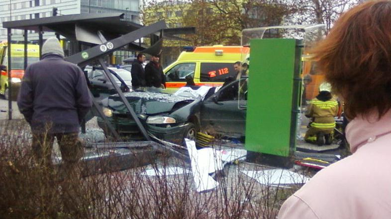 V nesreči je bila hudo telesno poškodovana 54-letna ženska, ki je šla peš mimo a