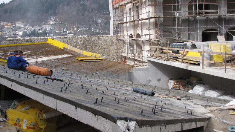 Sedišča po mnenju mestne uprave ne bodo prenizko. (Foto: Iztok Golob)