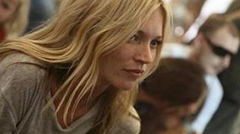 Kate, nekdanje dekle težavnega rockerja Peta Dohertyja, je Camerona po njegovem 