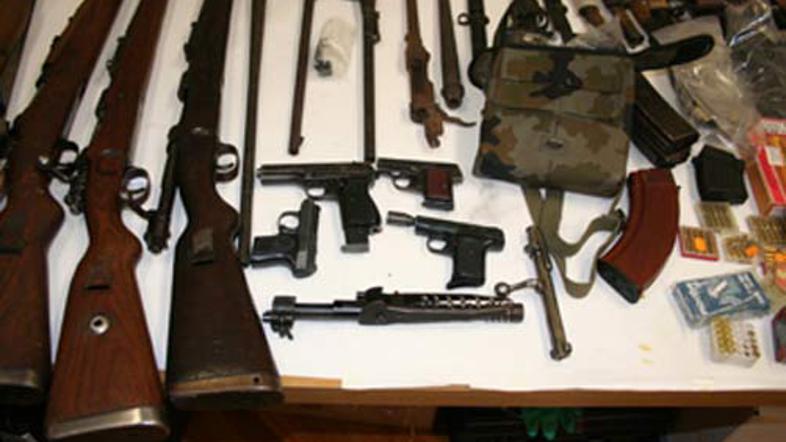 Moškemu iz okolice Krškega, pri katerem so našli veliko količino orožja, grozi d