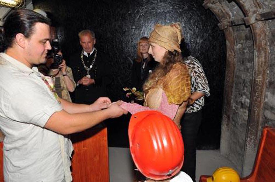 Nenavadna poroka 160 metrov pod zemljo.