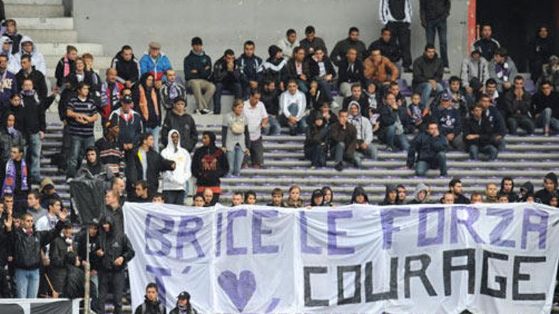Navijači nogometnega kluba Toulouse na tekmi po napadu