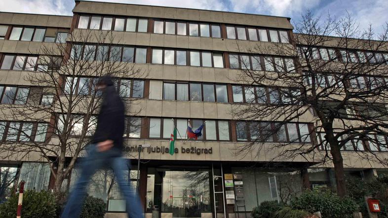 V stavbi nekdanje občine Bežigrad deluje več različnih služb in organizacij, med