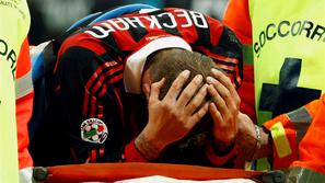 David Beckham se je poškodoval v majici Milana. (Foto: Reuters)