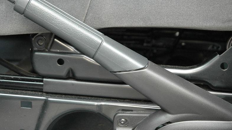 Sopotnik je voznici med vožnjo potegnil zavoro.