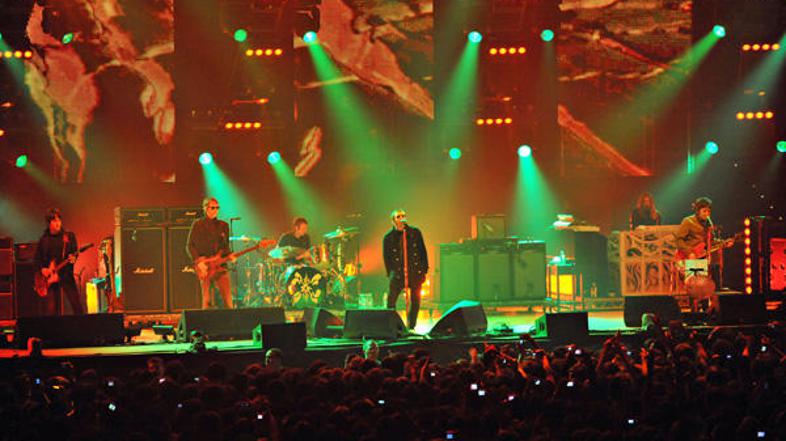 Na kulisi odra smo lahko spremljali črno bele projekcije članov ter dizajn najno