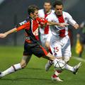 Jerome Rothen (PSG) v prodoru mimo Christophea Jalleta (Lorient).