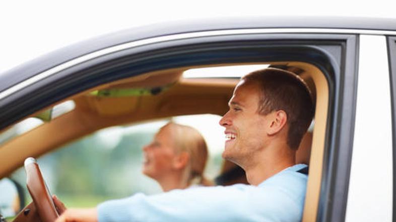 Sproščen pogovor je za voznika manj moteč kot nadziranje njegovih sposobnosti. (