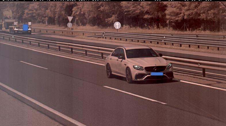 Radar hitrost prehitra vožnja merilnik hitrosti