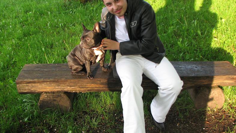 Alen in njegova žena zanikata, da sta tepla nečakinjo, ki se zdaj želi vrniti k 