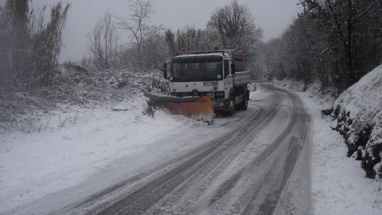 Na cestah po vsej državi so posipne in plužne skupine. (Foto: bralec Aleks)
