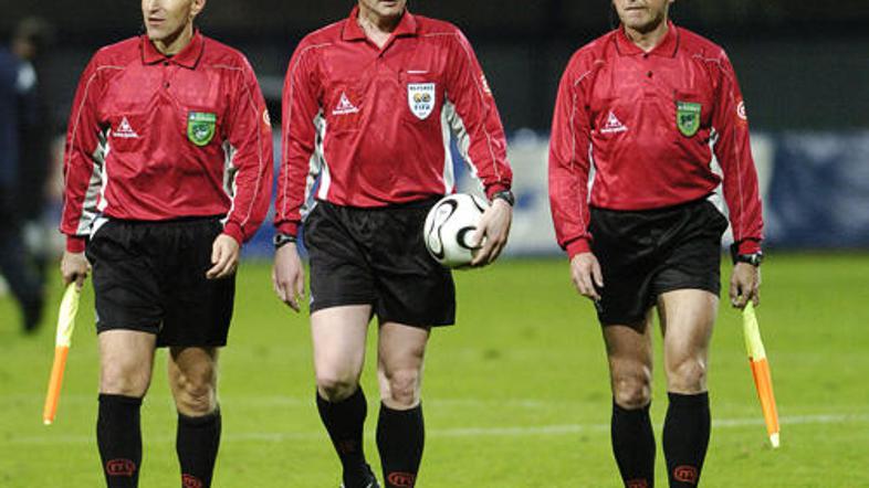 Darko Čeferin (na sredini) ima bogate izkušnje s sojenjem na mednarodnem nivoju.