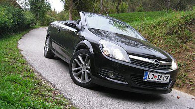 Transformacija iz kupeja v kabriolet s pomočjo držanja stikala traja 30 sekund.