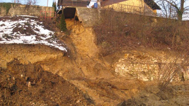 Voda iz pretrgane cevi pod lopo je drla vse do železniške proge. (Foto: Nada Čer