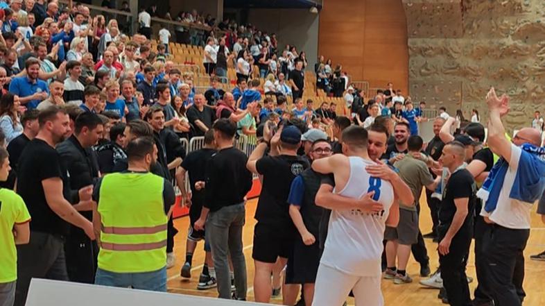 Čestitka navijačev Ilirske Bistrice goriškim