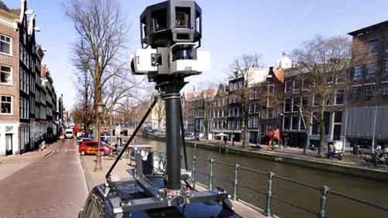 Avto s kamero, ki snema mesto in uporabnikom Street Viewa ponuja panoramski pogl