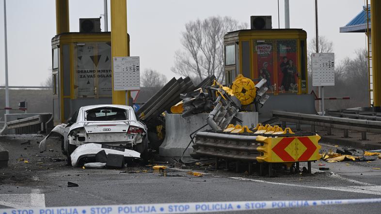 Audi TT trčil v cestninsko postajo