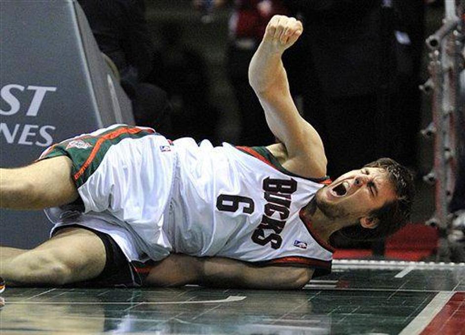 NBA padec zlom zvin roka Andrew Bogut Milwaukee Bucks