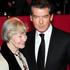 Pierce Brosnan z mamo