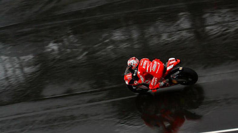 Ker voda ne odteka z dela steze, sta Stoner in Melandri izrazila dvom o varni iz