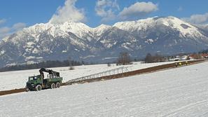 Podiranje električnih stebrov med Naklim in Kranjem