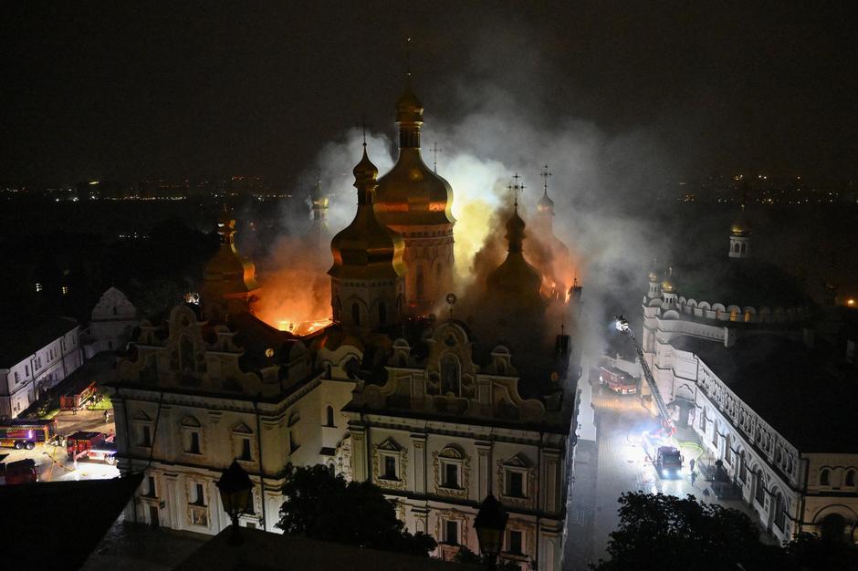 požar v katedrali Marijinega vnebovzetja na območju samostana Kijevsko-Pečerska Lavra | Avtor: Profimedia