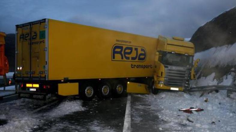 Nesreča slovenskega tovornjaka pred 5,8 kilometra dolgim predorom. (Foto: 24sata