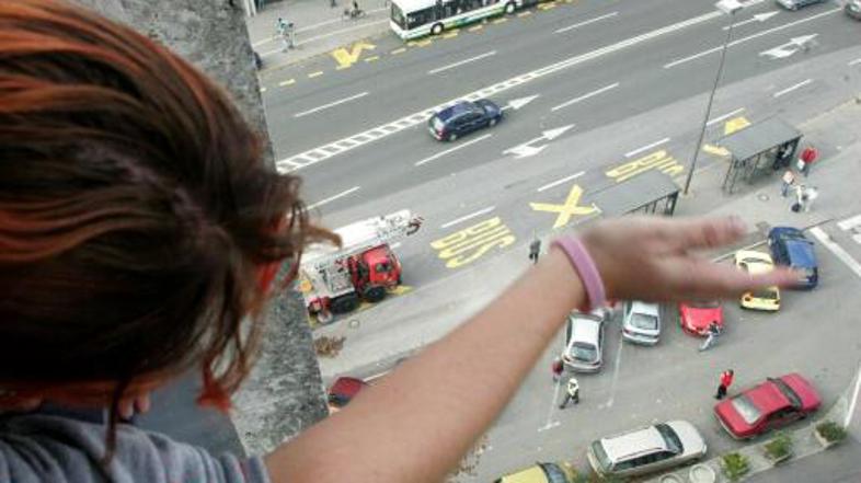 Pomivanje oken je bilo usodno za 72-letno Ljubljančanko (slika je simbolična).