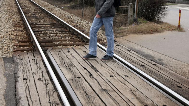 razno 22.01.08 oseba precka cez zavarovan zelezniski prehod v Siski, tiri, zelez