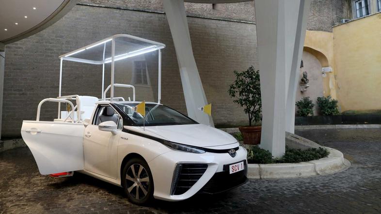 toyota mirai papa mobil