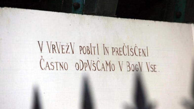 Večina poslancev je sklenila končati dolgoletno usklajevanje o vojnih zakonih in