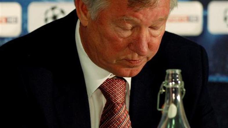 Alex Ferguson bo moral pojasniti, kako je nastala luknja v garderobi stadiona We