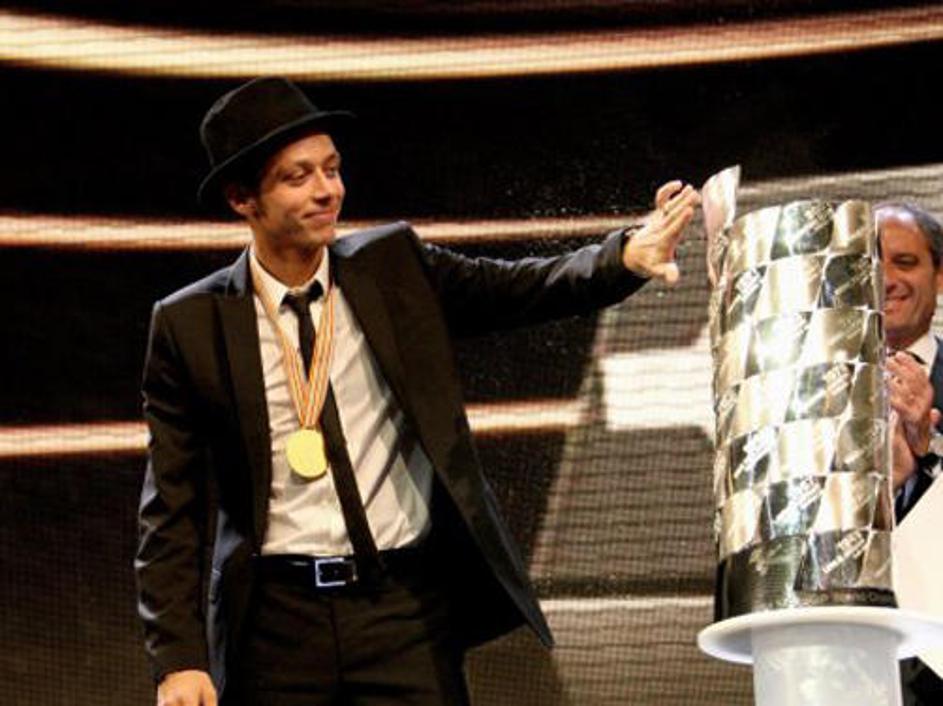 Veliki pokal, ki ga je Valentino Rossi prejel za naslov svetovnega prvaka.