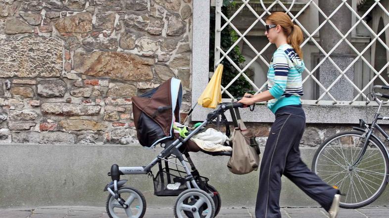 Ženska z otroškim vozičkom
