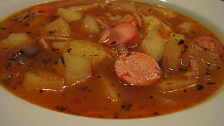 Krompirjev golaž s hrenovkami in špageti