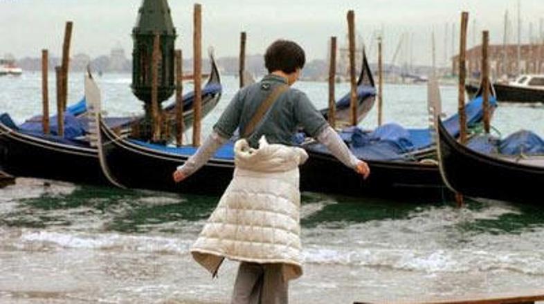 Morje je poplavilo tudi dele zgodovinskega središča mesta.