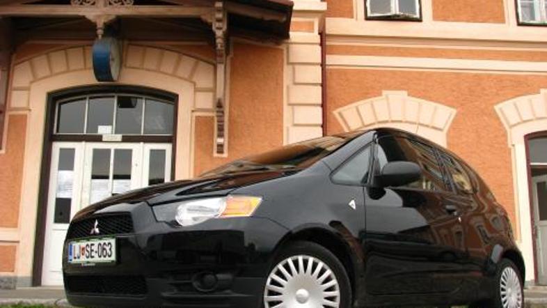 Osvežena podoba, ki spominja na hišno ikono lancerja, in več udobja med vožnjo s