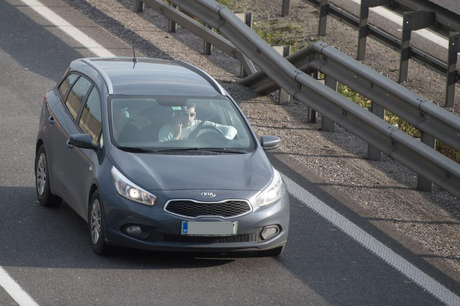 telefoniranje med vožnjo | Avtor: Anže Petkovšek